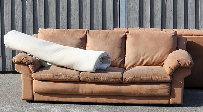 ソファを不用品回収するならいくらかかる？自分で捨てる場合と比較