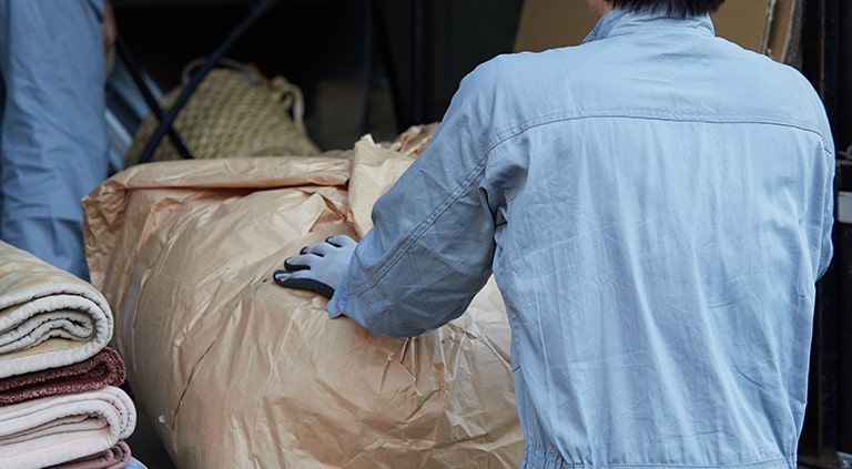 粗大ゴミに出すよりも不用品回収と買取りをして貰えばコストが半分に節約？