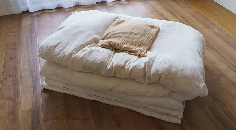 布団をゴミ処理する場合と不用品回収を依頼する場合を比較