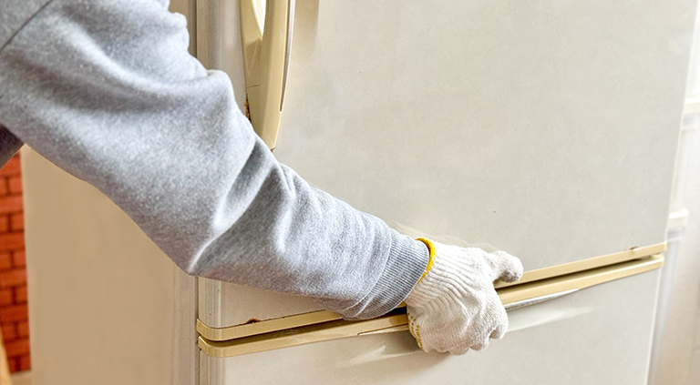 冷蔵庫を不用品回収してもらうのは可能？自分で捨てる方法との比較